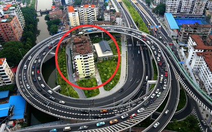 Tòa nhà "mắc kẹt" giữa đại lộ cao tốc, chủ đầu tư phải chi 350 tỷ đồng để xây đường vòng quanh: Chỉ có vỏn vẹn 3 người ở nhưng không ai di dời