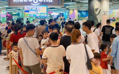 Khu vui chơi trong Trung tâm thương mại ở TP.HCM đông nghẹt người xếp hàng vào ngày nghỉ lễ cuối cùng