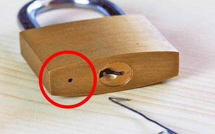 Vì sao ổ khóa nào cũng có một lỗ nhỏ "bí ẩn" ở phía dưới: Rốt cuộc chúng có tác dụng gì?