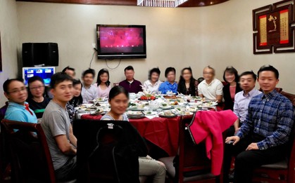Chồng mượn ô tô của anh vợ, cầm theo 20 triệu đi họp lớp đại học, nửa đêm mới mò về: thêm 1 chi tiết khiến vợ con sốc