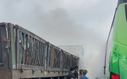 Ô tô khách cháy trên cao tốc Pháp Vân - Cầu Giẽ, hành khách hoảng loạn tháo chạy