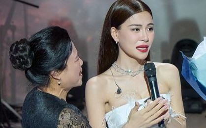 Hà Nhi khóc nức nở giữa đêm nhạc ở Đà Lạt