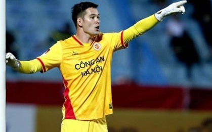 HLV Kiatisuk nhắc nhở thái độ của Nguyễn Filip