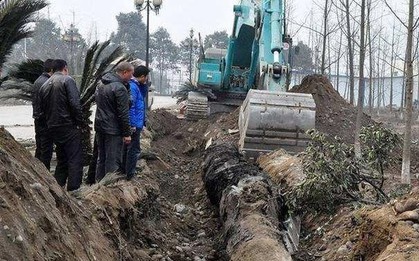 Công trường dừng thi công khẩn cấp vì máy xúc đào trúng 13.000 kg gỗ tỏa mùi thơm, ước tính hơn 71 tỷ đồng: 1 ngày sau, hiện trường bị cảnh sát phong tỏa