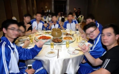 Sau buổi họp lớp, chồng về nhà và trở nên kì lạ, 1 tuần sau anh đưa ra quyết định bất ngờ làm vợ con trở tay không kịp