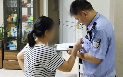 Nhân viên ngân hàng từ chối thực hiện giao dịch chuyển khoản gần 351 triệu đồng của 1 người phụ nữ, bất ngờ được cảnh sát tuyên dương