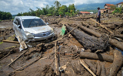 Chùm ảnh: Lũ lụt càn quét gây chết người, tạo cảnh tượng kinh hoàng tại Indonesia