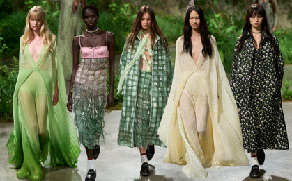 Gucci Cruise 2025: Bối cảnh đẹp hơn Dior và Chanel nhưng tổng thể vẫn mờ ảo như một "giấc mơ trưa"
