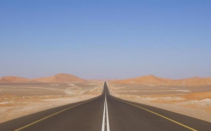 Xẻ ngang sa mạc, Saudi Arabia xây dựng công trình như phim viễn tưởng: Dải bê tông nhựa thẳng tắp dài 240 km, không khúc quanh, không ngã rẽ, lập Kỷ lục Guinness Thế giới