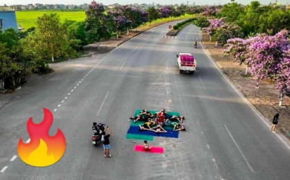 Nhóm phụ nữ "tập yoga" giữa đường, chụp ảnh check-in hoa bằng lăng gây bức xúc: "Đu trend" xin đừng bất chấp!