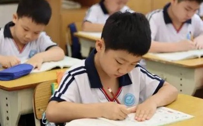 Bài văn "không còn bố nữa" của cậu bé lớp 2 đạt điểm tuyệt đối: Chỉ vài dòng mà khiến ai cũng rơi nước mắt