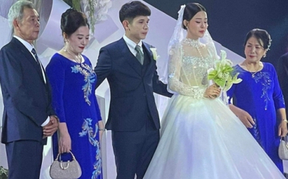 Hé lộ hình ảnh đầu tiên trong đám cưới Hồng Duy và vợ thạc sỹ: Cô dâu xinh đẹp xúc động nắm tay chú rể bước vào lễ đường