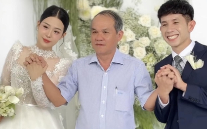 Bầu Đức nắm chặt tay vợ chồng Hồng Duy - Kiều Oanh khi dự lễ cưới, cô dâu gây sốt với visual cực phẩm