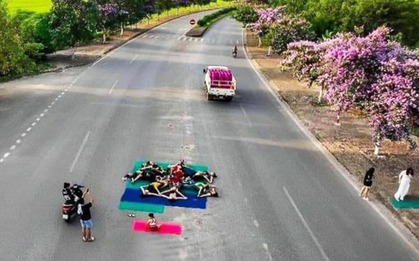 Xử phạt nhóm phụ nữ tập yoga, chụp ảnh "check in" giữa đường