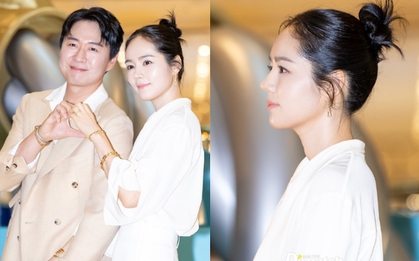 Hiếm lắm mới thấy vợ chồng Han Ga In tình tứ dự sự kiện, nhìn nhan sắc nữ thần màn ảnh tuổi 42 mà choáng ngợp!