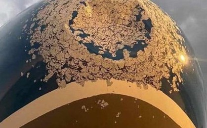 Hai máy bay bị móp đầu, nứt kính khi va phải chim và gặp mưa đá