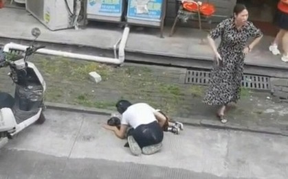 Mẹ đi siêu thị để con ở nhà một mình, đứa trẻ rơi từ tầng 4