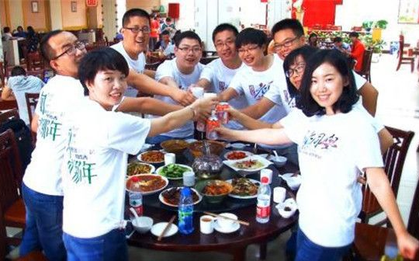 U50 gom đồ ăn thừa sau buổi họp lớp bị bạn bè trông thấy, về nhà tôi nhận 1 tin nhắn mà lặng người
