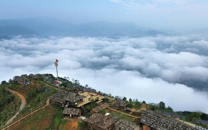 Du khách thích thú trải nghiệm ‘bản làng trên mây’ ở Yên Bái