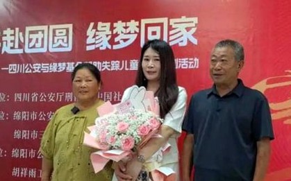 Cô gái gọi cảnh sát vì nhà có trộm, không ngờ gặp lại cha mẹ đã xa cách 35 năm