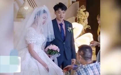 Chú rể thót tim khi phù rể bỗng quỳ gối "cầu hôn" cô dâu trên sân khấu