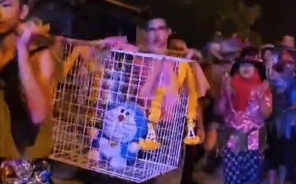 Thái Lan: Dân làng rước mèo Doraemon trong nghi lễ cầu mưa
