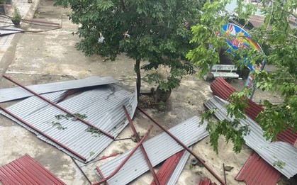 Trường lớp tan hoang do giông lốc, hàng trăm học sinh phải nghỉ học