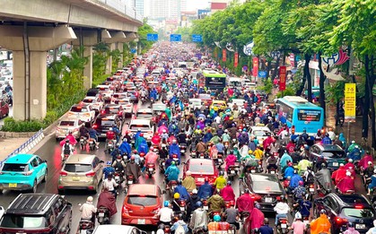 Mưa lớn từ sáng sớm, nhiều tuyến đường Hà Nội ùn tắc