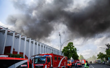 Cháy lớn tại nhà máy công nghệ kim khí, chính quyền Berlin (Đức) ban bố cảnh báo khói độc