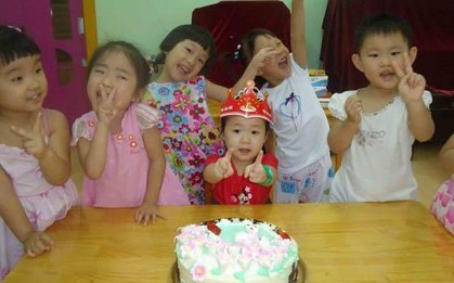 Người mẹ mua chiếc bánh sinh nhật lên lớp mừng tuổi con bị cô giáo "trả về": Lời giải thích sau đó gây tranh cãi