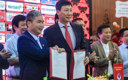 Ông Kim Sang-sik ký hợp đồng 2 năm dẫn dắt tuyển Việt Nam, hết lời cảm ơn thầy Park trong buổi lễ ra mắt