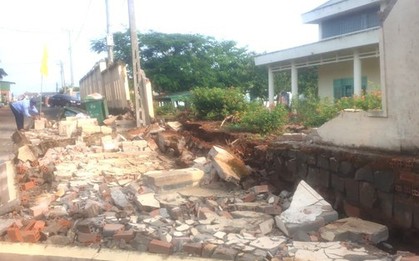 Tường rào một trường tiểu học ở Đắk Nông liên tiếp đổ sập