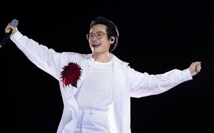 Hà Anh Tuấn và cách "nhận hoa'" đặc biệt không giống ai cho chuỗi Live Concert tại nước ngoài!
