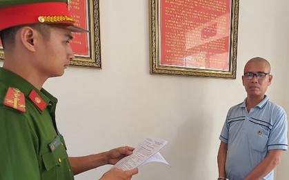 Bị vợ tát, người đàn ông dùng dao đâm vợ rồi tự sát