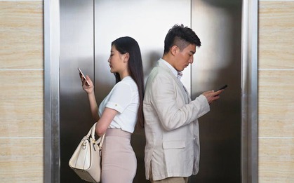 Đi vào thang máy, thang cuốn bố mẹ dán mắt vào điện thoại mặc kệ con bị nguy hiểm rình rập