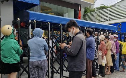 Người TP.HCM xếp hàng từ 4 giờ sáng mua vàng, SJC chỉ bán mỗi người 1 lượng