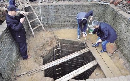 Nghi ngờ giếng cổ 1.500 năm tuổi chứa kho báu, chuyên gia dùng máy bơm hút cạn nước, trục vớt suốt 12 ngày đêm: Hơn 100 bảo vật quốc gia được tìm thấy
