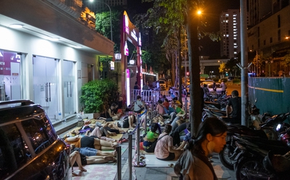 Người dân "xí" chỗ từ đêm khuya, điểm danh chờ mua vàng ở Hà Nội