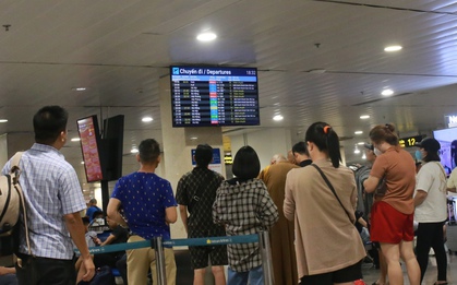 Hàng loạt chuyến bay bị delay trong ngày TP.HCM xuất hiện mưa đá: "Ra sân bay từ 2h trưa đến 8h tối vẫn chưa bay được"