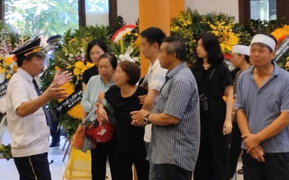 Người thân, bạn bè khóc nghẹn trong lễ tang 4 nạn nhân tử vong trong vụ cháy nhà ở Định Công Hạ