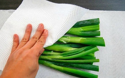 Mua rau về đừng chỉ rửa rồi cất đi, làm thêm bước này rau để cả tháng vẫn tươi xanh như mới