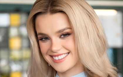 Cận nhan sắc búp bê của đương kim Miss World 2024 khi đến Việt Nam
