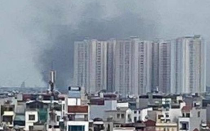 Khói đen bốc cao hàng chục mét sau vụ nổ bình gas mini ở Hà Nội, chưa rõ thương vong