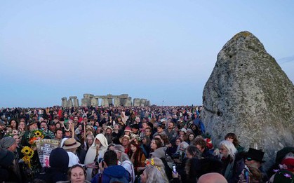 Hàng nghìn du khách tụ tập đón bình minh ngày hạ chí