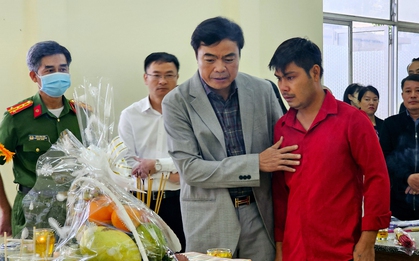 Người dân Đà Lạt đội mưa tiễn đưa 3 cháu bé tử vong trong vụ cháy nhà