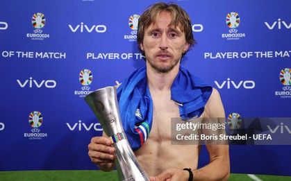 Modric tái hiện hình ảnh "giải thưởng trong bi kịch", sự nghiệp lẫy lừng có một khoảng trống đầy day dứt