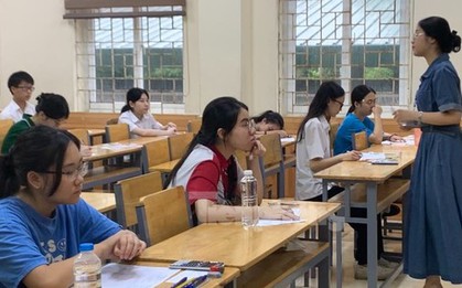 Công an kiểm tra máy trợ thính của thí sinh thi tốt nghiệp