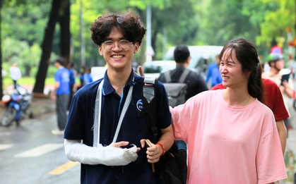 Nam sinh gãy tay vẫn cố hoàn thành bài thi Văn với 4 mặt giấy: "Em mong sau này được trở thành kỹ sư về máy bay"