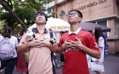 Chính thức hết giờ làm bài môn Toán: Đề có tính phân loại cao, nhiều thí sinh vẫn rất tươi