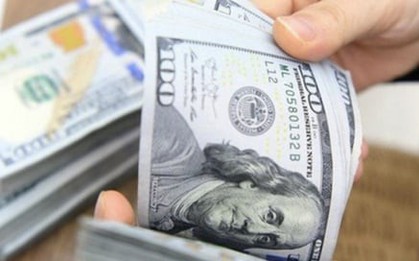 Giá USD 'chợ đen' tiếp tục tăng mạnh